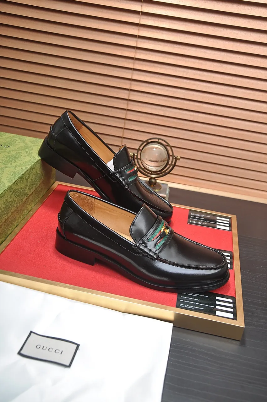 Men's shoes💰580💶Italy's top luxury men's shoe giant (GUCCI) (Gucci) (full cowhide lining) new arrival🍃Original European style🔰 Pleasant to the eye😍In order to make the shoes more durable and non-deformable🌀The production continues to follow traditional methods but there is still no lack of innovation💪Choose original sheepskin for the leather♻️ Smooth and natural And extra bright ⭐Made of imported cowhide, the first choice of rich people 38-45 (45 customized)